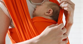 Mutter mit Baby im Tragetuch