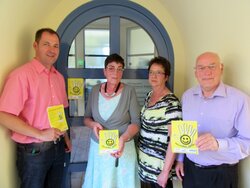 v.l. Stadtdirektor Benno Trütken; Magdalene Köckler und Waltraud Lebeda (beide SoVD), Bürgermeister Herbert Gans